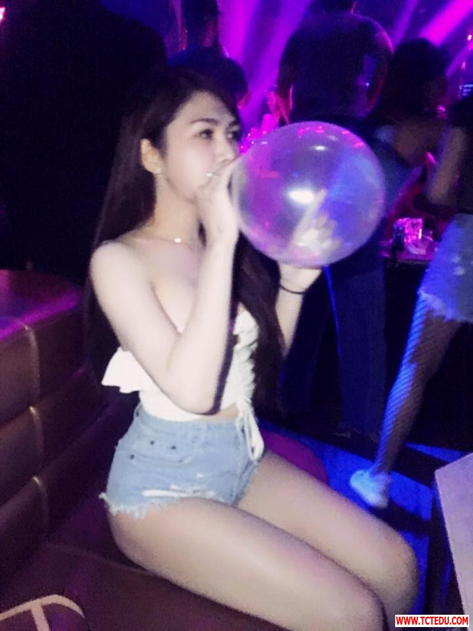 2 261 Đã tìm ra hot girl “nóng bỏng” cởi hết áo ăn mừng chiến thắng lịch sử của U23 Việt Nam