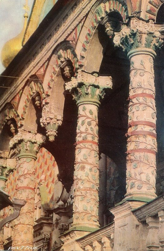 Колоннада крытой галереи северного фасада Трапезной. 1686-1692 гг.