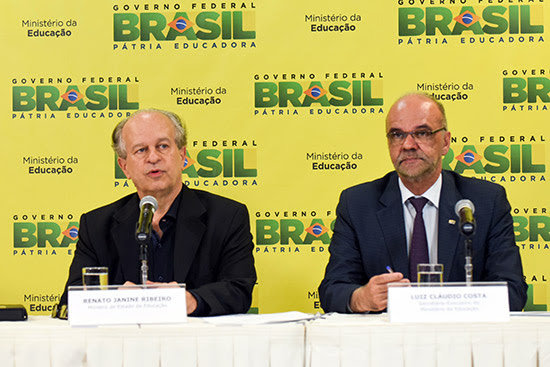 O ministro Renato Janine e o secretário-executivo do MEC, Luiz Cláudio Costa, apresentam o balanço do Fies (Foto: Isabelle Araújo/MEC)