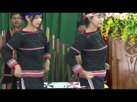 Hòa tấu nhạc cụ Tây Nguyên - đội văn nghệ xã Ia Tôr trình diễn