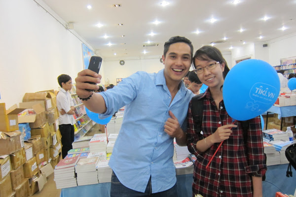 Baggio “tự sướng” cùng fan tại “Hội chợ Xuân Tiki 2014” 1