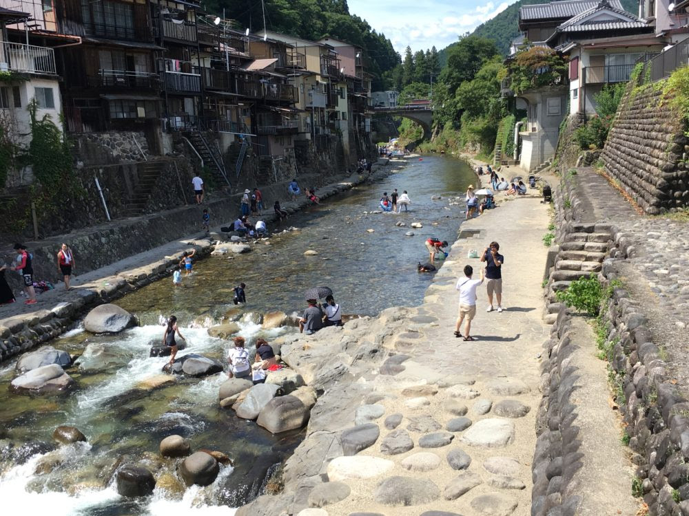 暑い夏には絶好の水遊び In 郡上八幡 郡上八幡おみやげお食事処 流響の里