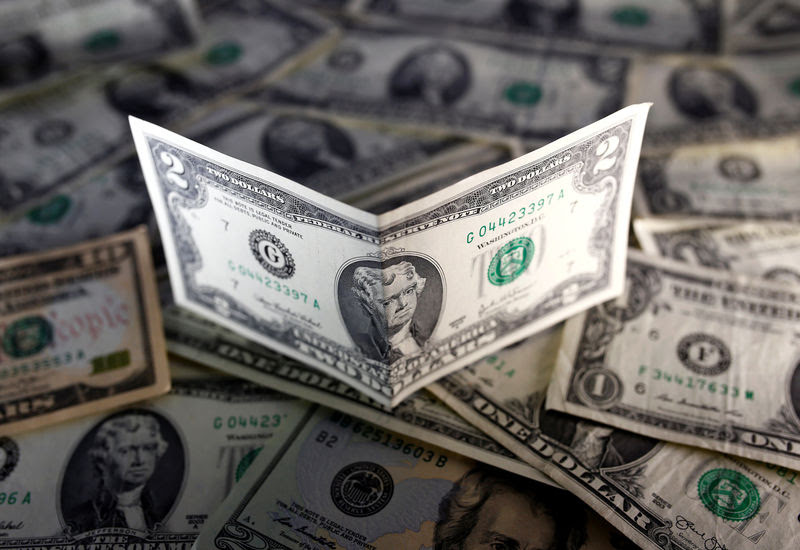 © Reuters. Dollar pushes higher despite disappointing U.S. jobs report