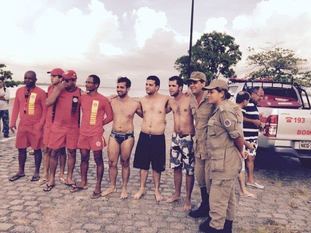 Universitários foram resgatados no início da manhã desta quinta (19) após 12h à deriva na costa sergipana (Foto: Divulgação/Corpo de Bombeiros)