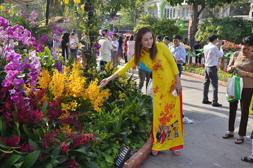 Mùng 1 Tết, thiếu nữ Sài Gòn “đọ dáng” trước sắc xuân - 4