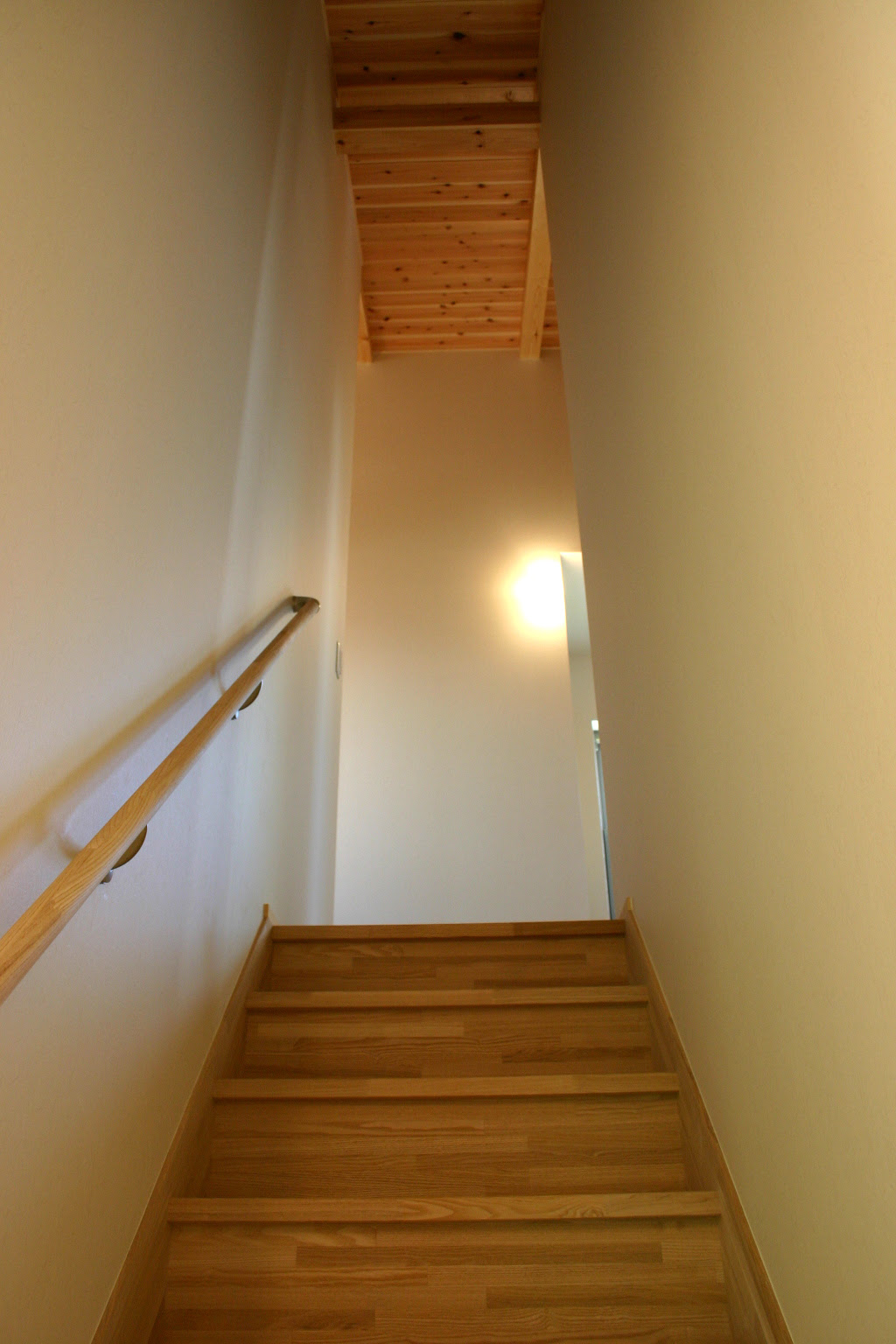 ２階ホールへの階段見上げ Denスペースのある木格子の家 池田住宅建設 木の家施工例