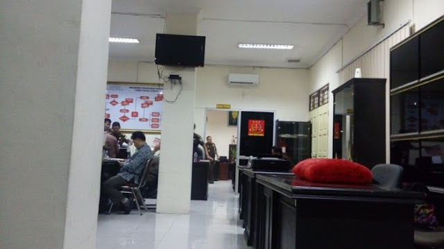 Terungkap! Identitas Tersangka Kasus Dugaan Korupsi Terminal Terpadu Amplas http://ift.tt/20kt43r - Berita Kasus Korupsi Terminal Amplas Terkini Terbaru Hari Ini - Kejaksaan Tinggi Sumatera Utara akhirnya membeberkan identitas kedua tersangka yang hari ini, Jumat (10/2/2017) penuhi panggilan tim penyidik untuk diperiksa sebagai tersangka dugaan korupsi proyek revitalisasi Terminal Terpadu Amplas, Medan.