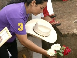 Mãe de Loanna faz última homenagem à filha durante enterro, em Pirenópolis, Goiás (Foto: Reprodução/TV Anhanguera)