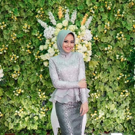 kebaya  dijamin bikin kamu anggun  hari pertunangan