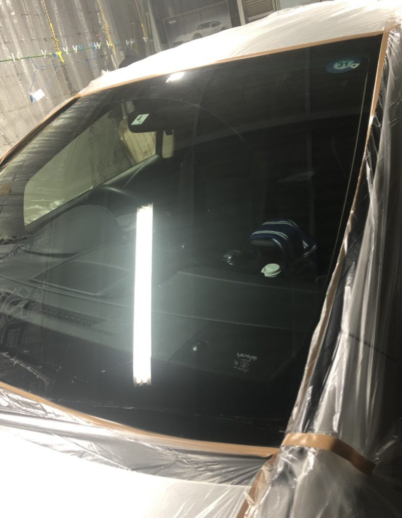レクサスのフロントガラス傷修復 トータルリペアkom アルミホイール修理塗装 自動車内装修理修復
