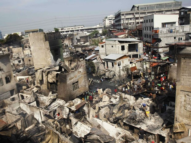 Incêndio atingiu no domingo (20) uma favela na cidade de Caloocan, na região metropolitana de Manila (Foto: Romeo Ranoco/Reuters)