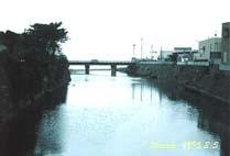 滑川 なめりがわ 下流 いよいよ河口まであと一息です 下川橋 鎌倉市小町１丁目と大町１丁目の境目にある 夷堂橋から少し南に下った落ち着いた住宅街の中にある 見落とさないように 大町橋 鎌倉市小町１丁目 橋の向こう側 と大町１丁目の境目