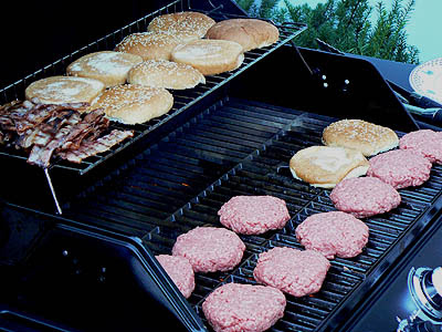 les hamburgers grillent.jpg