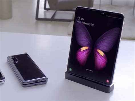 Foldable phones should be closed and also have their back facing the charging pad. Samsung Galaxy Fold: Everything you need to know! - GadgetNutz