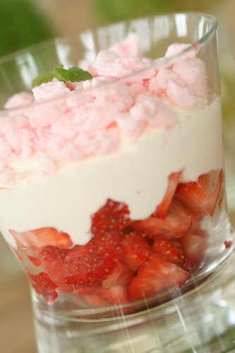Strawberries with Amaretto whipped cream and crushed meringues / Maasikad vahukoore, amaretto ja beseeküpsistega