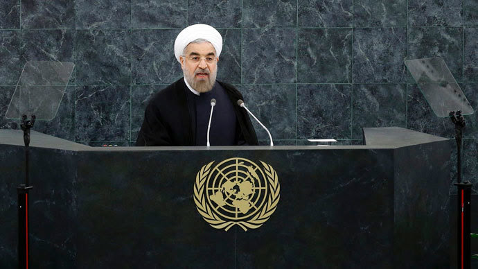 O presidente iraniano, Hassan Rouhani aborda a 68 Assembléia Geral das Nações Unidas na sede da ONU, em Nova York, 24 de setembro de 2013.  (Reuters / Ray Stubblebine)