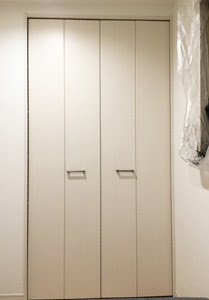 ゲストルームのクローゼット扉に壁紙を貼って男前に 普通のお家で海外インテリア