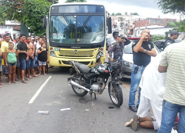 Motorista de ônibus disse que motociclista sobrou na curva (Foto: Jorge Talmon/G1)