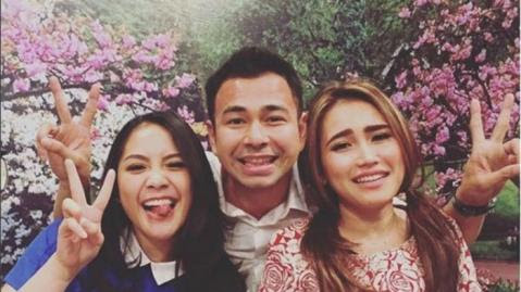 Ternyata Ayah Nagita Gak Tahu Soal Isu Perselingkuhan Raffi Ahmad dengan Ayu Ting Ting HorasSumutNews - Berita Terkini Terbaru Hari Ini - JAKARTA - Kabar Kedekatan antara Raffi Ahmad dan Ayu Ting Ting saat ini kembali mencuat. Setelah kabar kepergian mereka berdua ke Amsterdam, Belanda beberapa waktu lalu, kali mereka diisukan kepergok tengah mengabiskan waktu bersama. Entertaiment, 