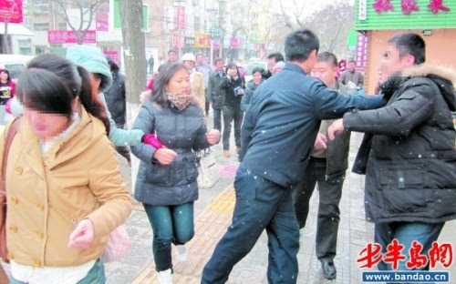 昔日的恩愛夫(右一)妻(左一)，如今成陌路。