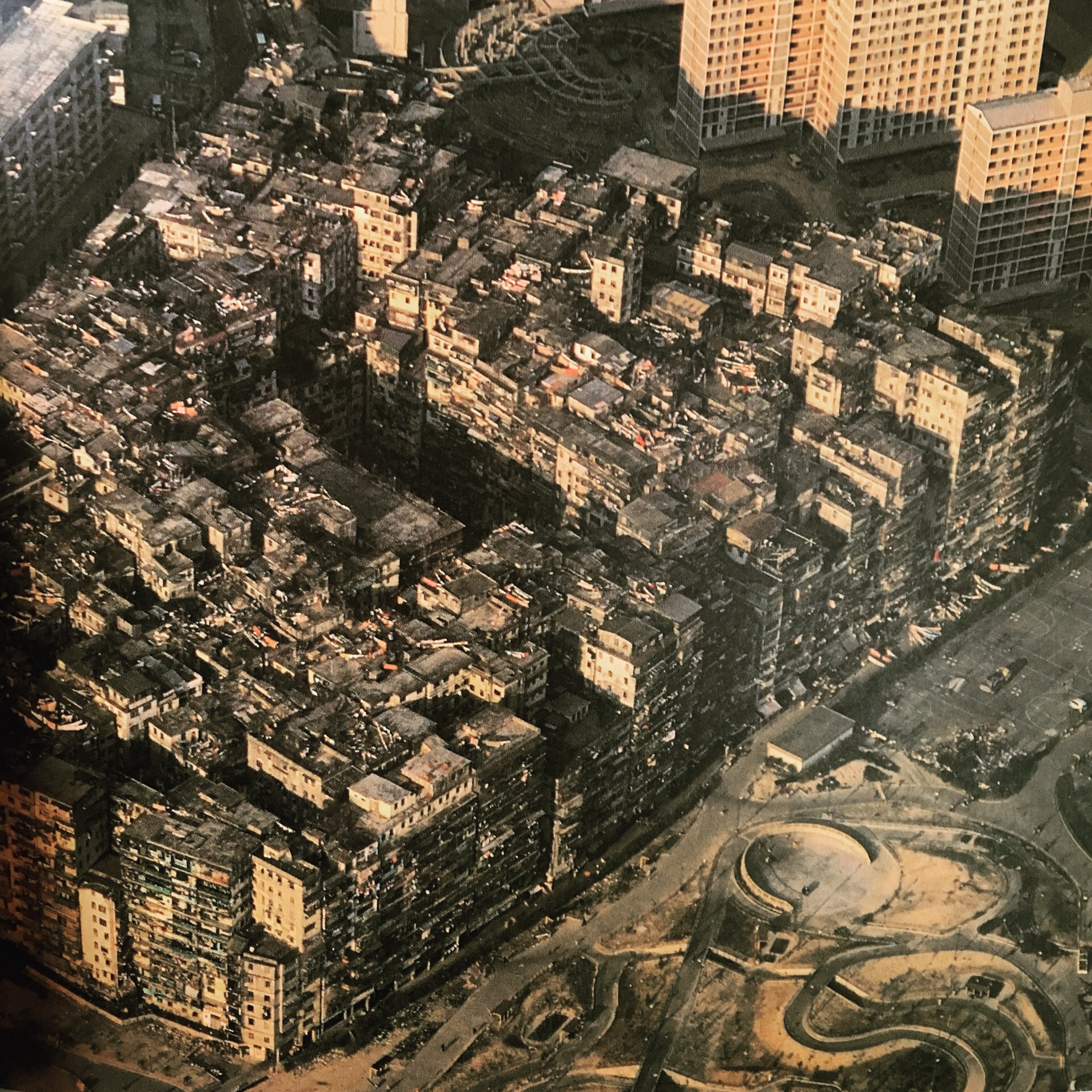 香港のオススメの本 九龍城探訪 City Of Darkness 九龍寨城写真集 Assort International Hair Salon Hong Kong