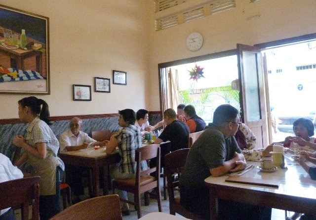 Secangkir Kopi Susu di Kedai Kopi Purnama