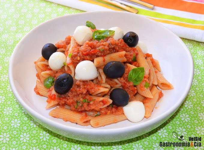Macarrones integrales con vinagreta de tomate y anchoas
