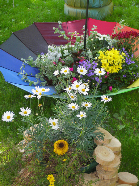 Colorful Backyard Decorating Ideas With Umbrellas And Flowers ...