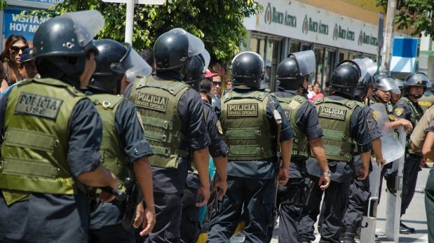 Según esta nueva ley, los policías son inimputables cuando usan sus armas de fuego (Foto: Archivo El Comercio) 