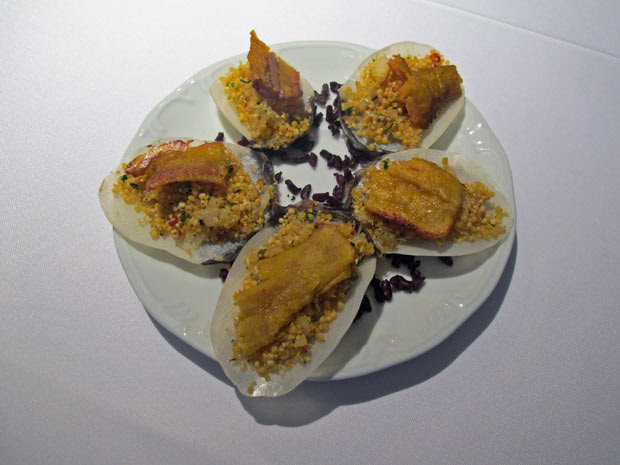 Canapé com farofa de Uarini, pirarucu desfiado e pacovan na escama do peixe. Bacalhau do pescado amazônico pode ser empregado em pratos tradicionais. (Foto: Eduardo Carvalho/G1)