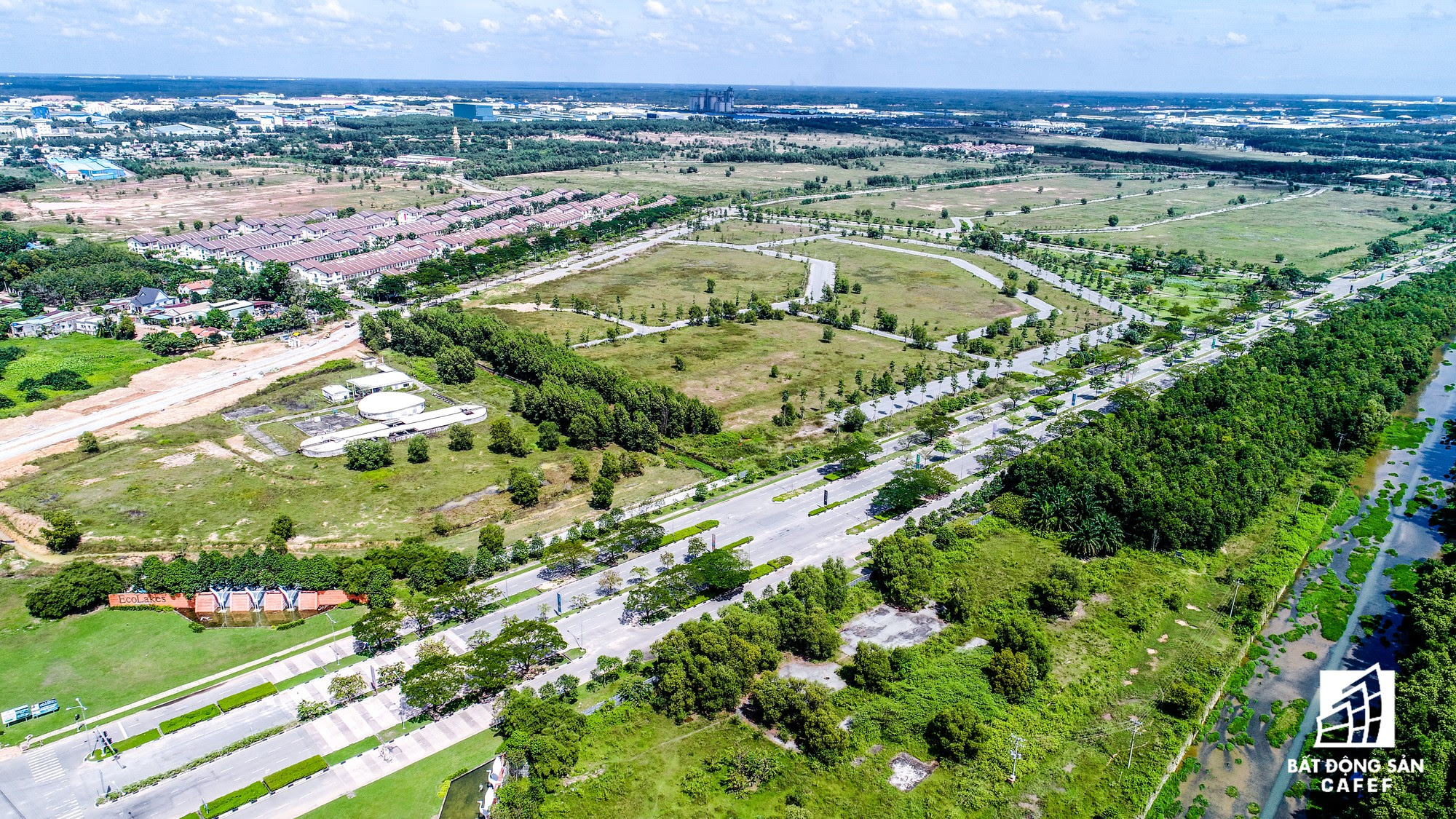  Nằm bên ngoài Thành phố mới Bình Dương khoảng 4km, khu đô thị Becamex Ecolake cũng được xây dựng hệ thống hạ tầng nội khu khá hoàn chỉnh. 
