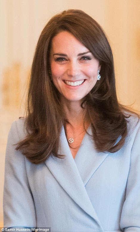 Kate acessório com £ 3.500 topázio azul e brincos de diamante em ouro branco de Kiki McDonough
