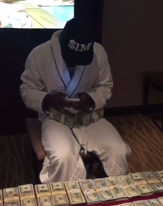 Mayweather khoe triệu đô, ném tiền cho khán giả - ảnh thể thao