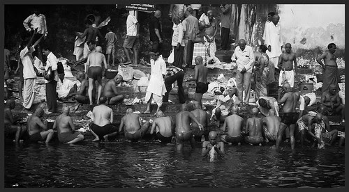 Pitru Paksha at Banganga  Tank Walkeshwar by firoze shakir photographerno1