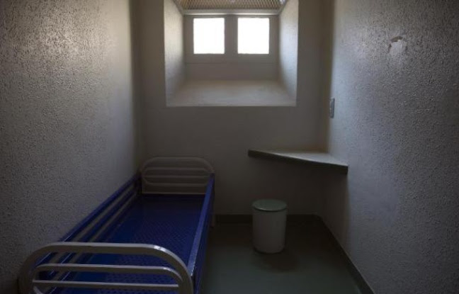 Une cellule individuelle dans une prison