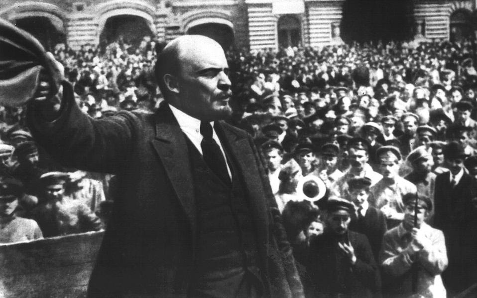 Τους πρώτους εθελοντές του Κόκκινου Στρατού καλωσορίζει ο Λένιν το 1919. Ο ιστορικός ηγέτης της επανάστασης δεν δίστασε να χρησιμοποιήσει τους «χρήσιμους ηλιθίους», όπως ονόμαζε τους διανοούμενους της Δύσης.