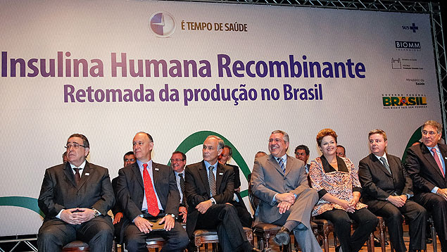 Dilma Rousseff (3ª da dir. para a esq.), durante evento em Belo Horizonte; presidente disse que juros podem subir para combater inflação