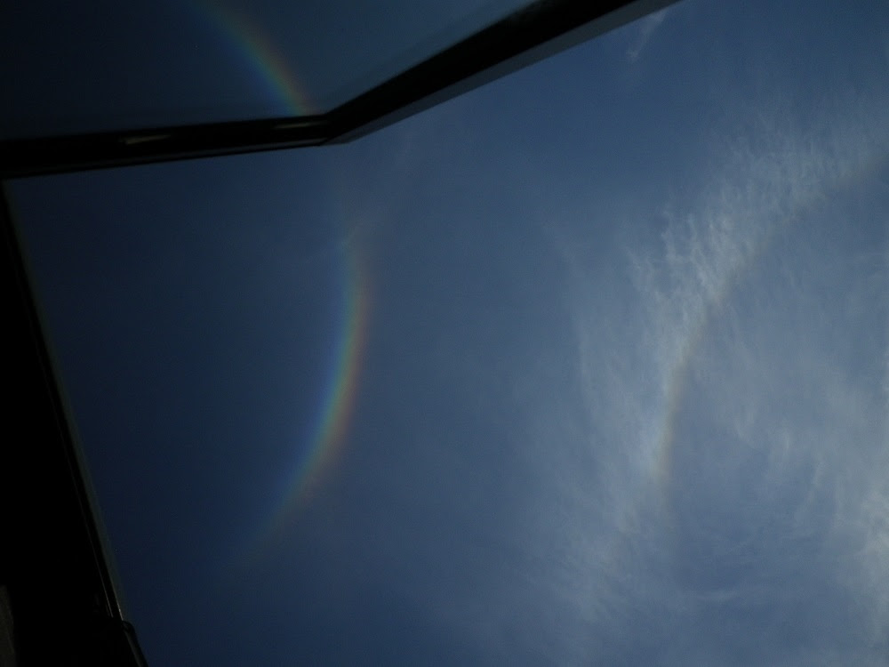 16日 環天頂アークがでる 窓際で星を見る By となりの塀