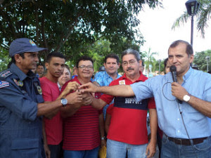 Claudio Azavedo fazendo as vezes do secretário de Segurança, em plena campanha