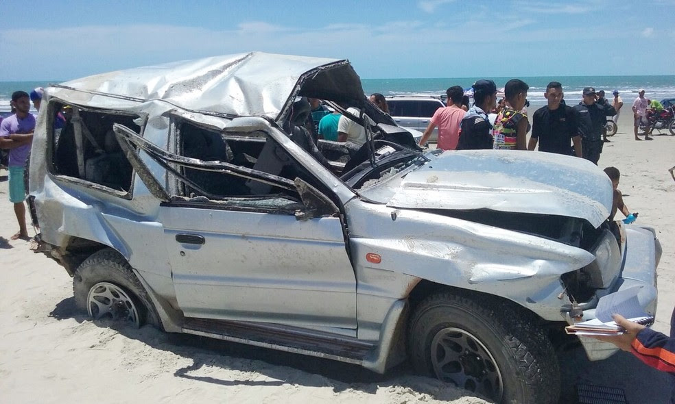 Carro capotou na beira da praia. Segundo a polícia, veículo fazia uma trilha de rally (Foto: PM/Divulgação)