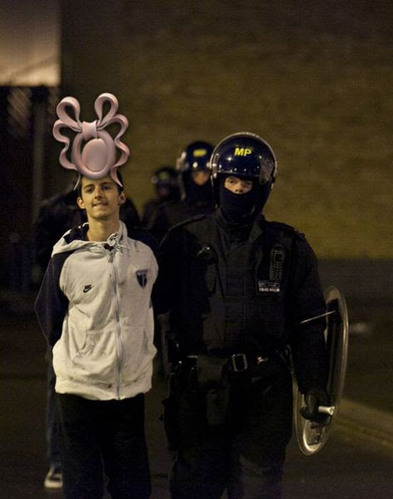 Very 
Funny Photoshopped Pictures of London Looters (46 pics)