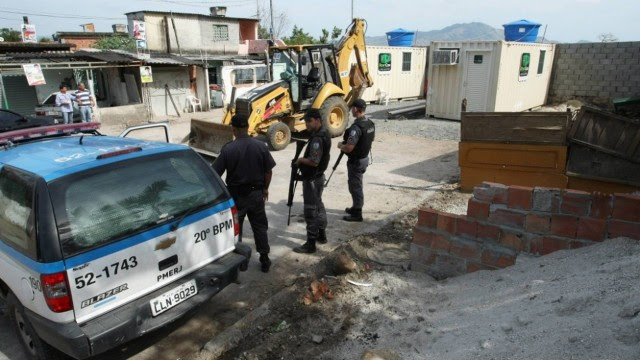 Policiais patrulham a Chatuba perto de containers - 24/09/2012