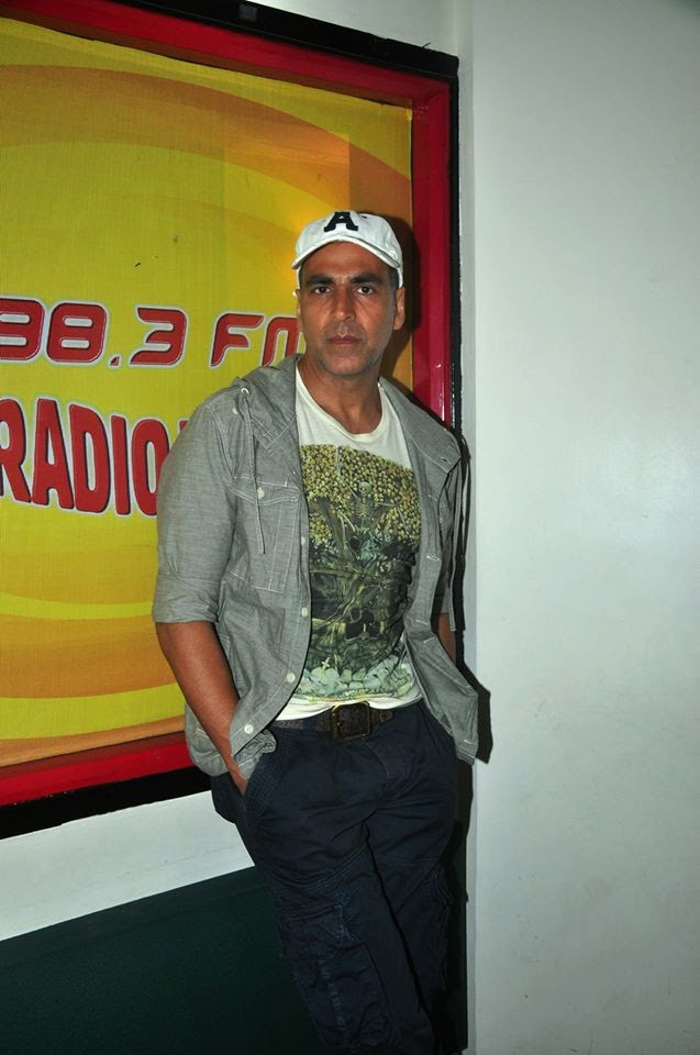 Akshay Kumar Promotes 'Gabbar is Back' Holiday at Radio Mirchi 98.3 FM 