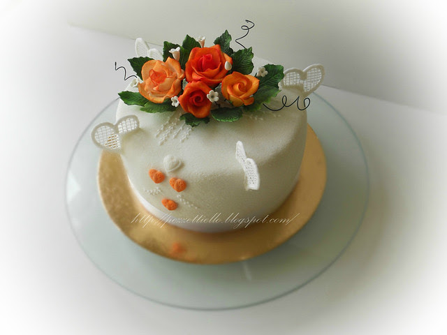 Torta con rose arancio e cuori