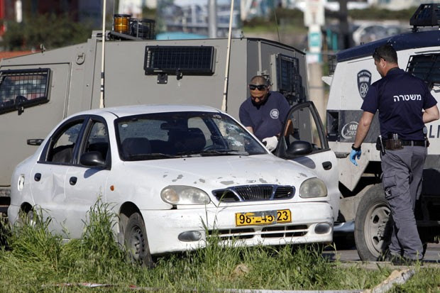 Mulher foi morta ao jogar automóvel contra soldados (Foto: Mahmoud Illean/AP)