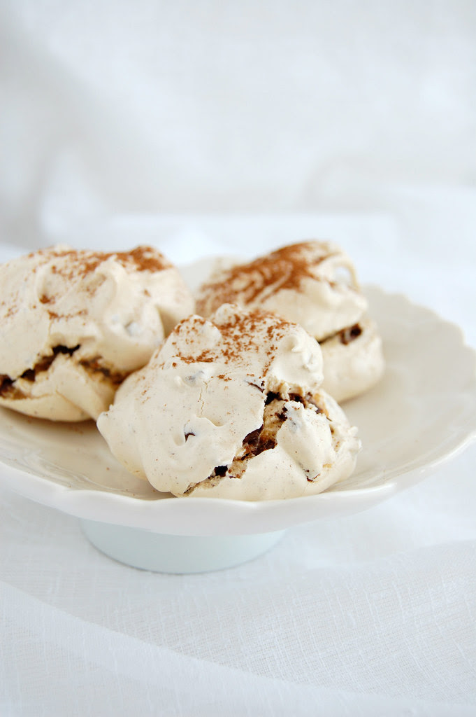 Chocolate and cinnamon suspiros / Suspiros de chocolate e canela
