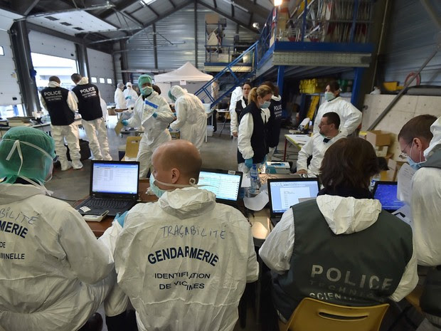  Peritos forenses da unidade de identificação das vítimas trabalham perto do local do acidente com o Airbus A320 da Germanwings onde as 150 pessoas a bordo morreram. Foto de 26 de março (Foto: Sirpa/Divulgação/via Reuters)