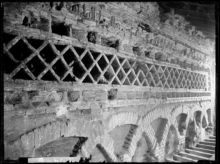 Inscripción de la Mezquita del Cristo de la Luz al poco de ser descubierta en 1899. Fotografía de Casiano Alguacil. Ayuntamiento de Toledo