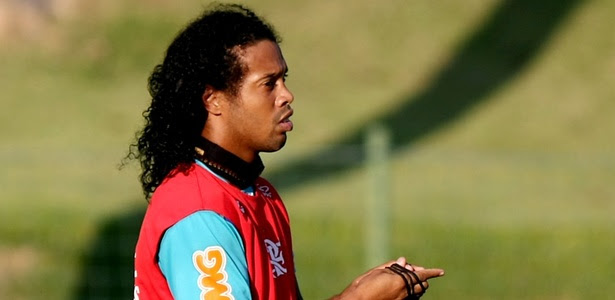 Estrela de treinamento na Gávea, Ronaldinho foi assediado por mulheres e crianças