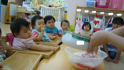 ０歳児 小麦粉粘土 デイリー ソレイユナーサリーゆりのき台